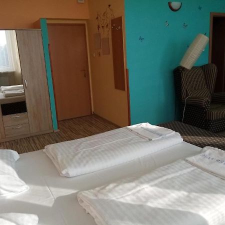 Hotel Hubert Nové Zámky Extérieur photo