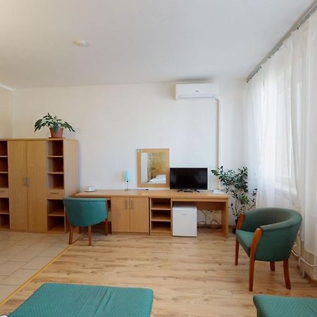 Hotel Hubert Nové Zámky Extérieur photo