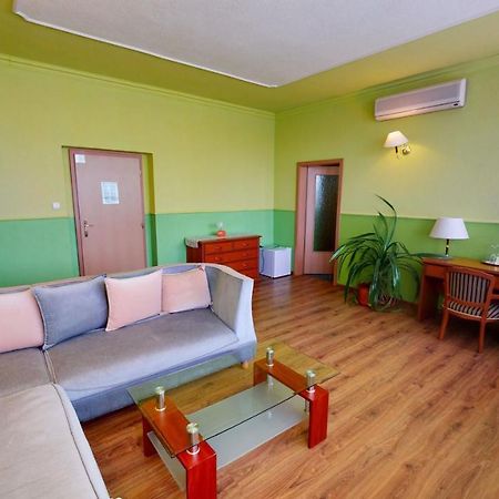 Hotel Hubert Nové Zámky Extérieur photo
