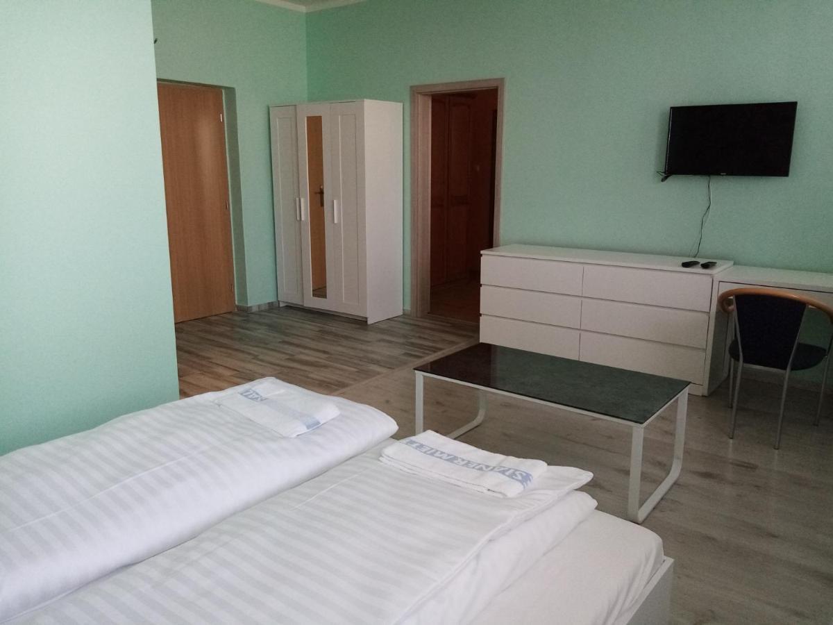 Hotel Hubert Nové Zámky Extérieur photo