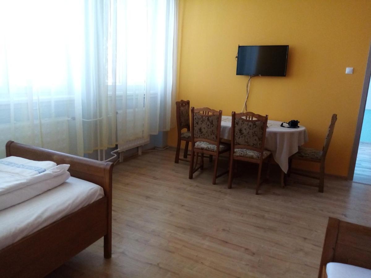 Hotel Hubert Nové Zámky Extérieur photo