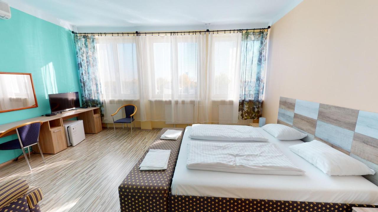 Hotel Hubert Nové Zámky Extérieur photo