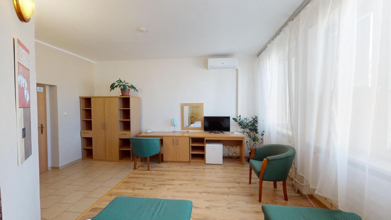 Hotel Hubert Nové Zámky Extérieur photo