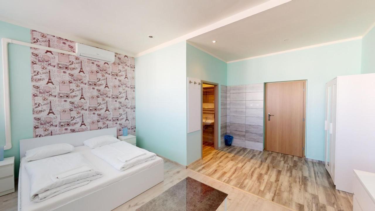Hotel Hubert Nové Zámky Extérieur photo