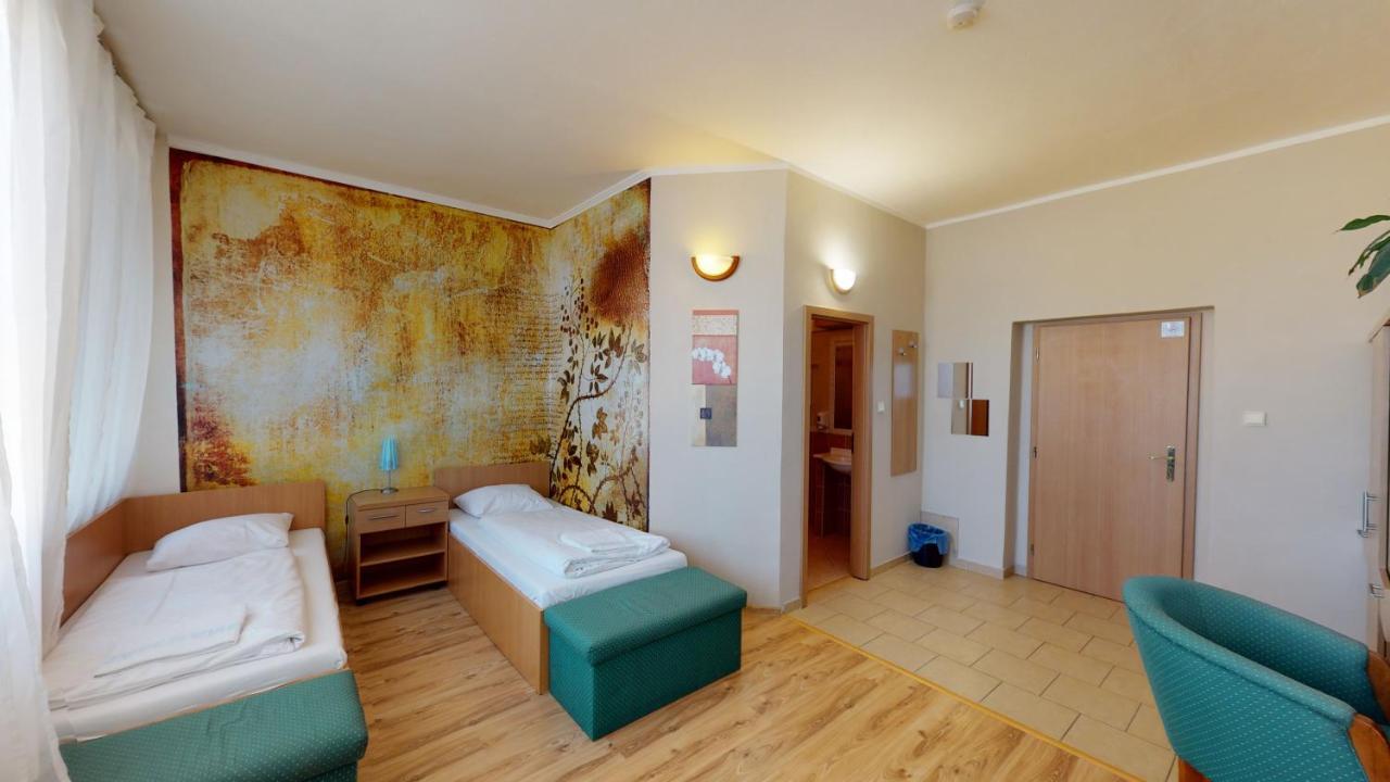 Hotel Hubert Nové Zámky Extérieur photo