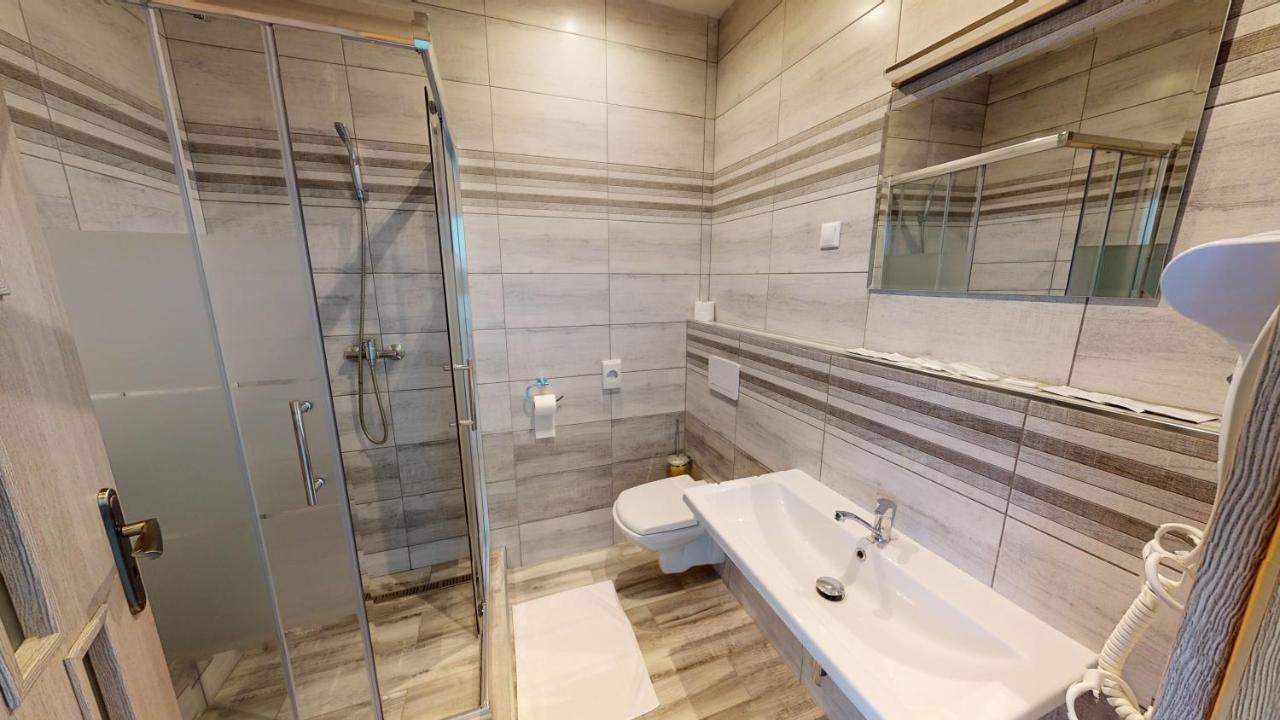 Hotel Hubert Nové Zámky Extérieur photo
