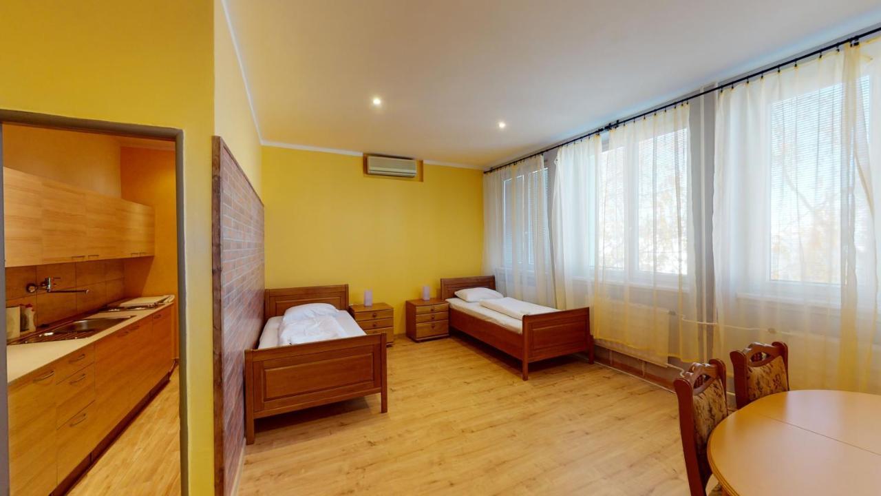 Hotel Hubert Nové Zámky Extérieur photo