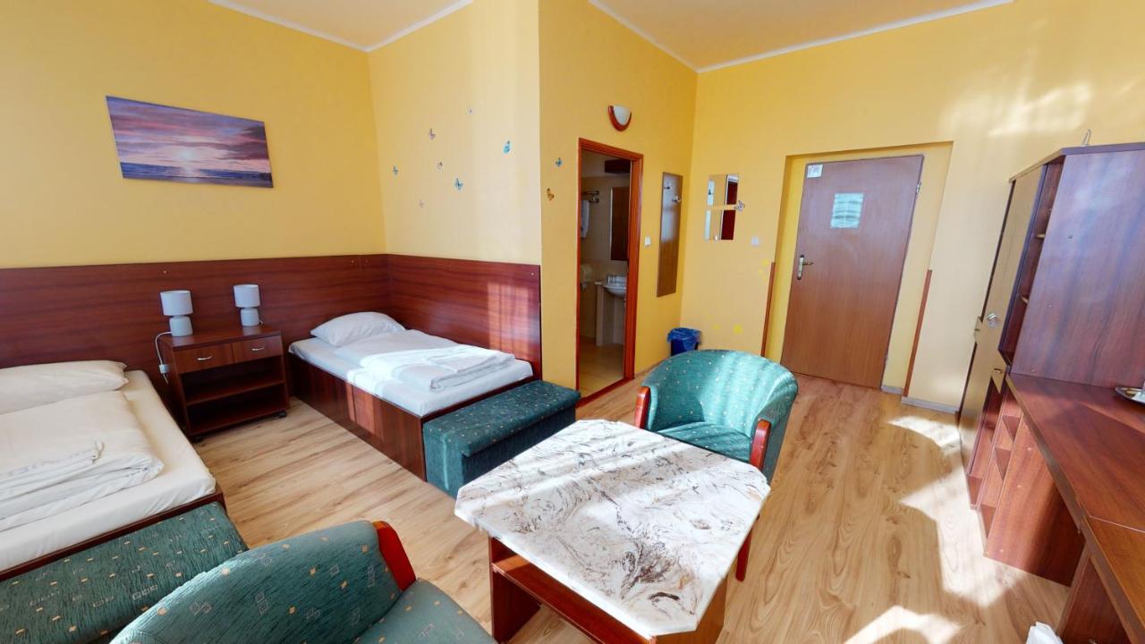 Hotel Hubert Nové Zámky Extérieur photo