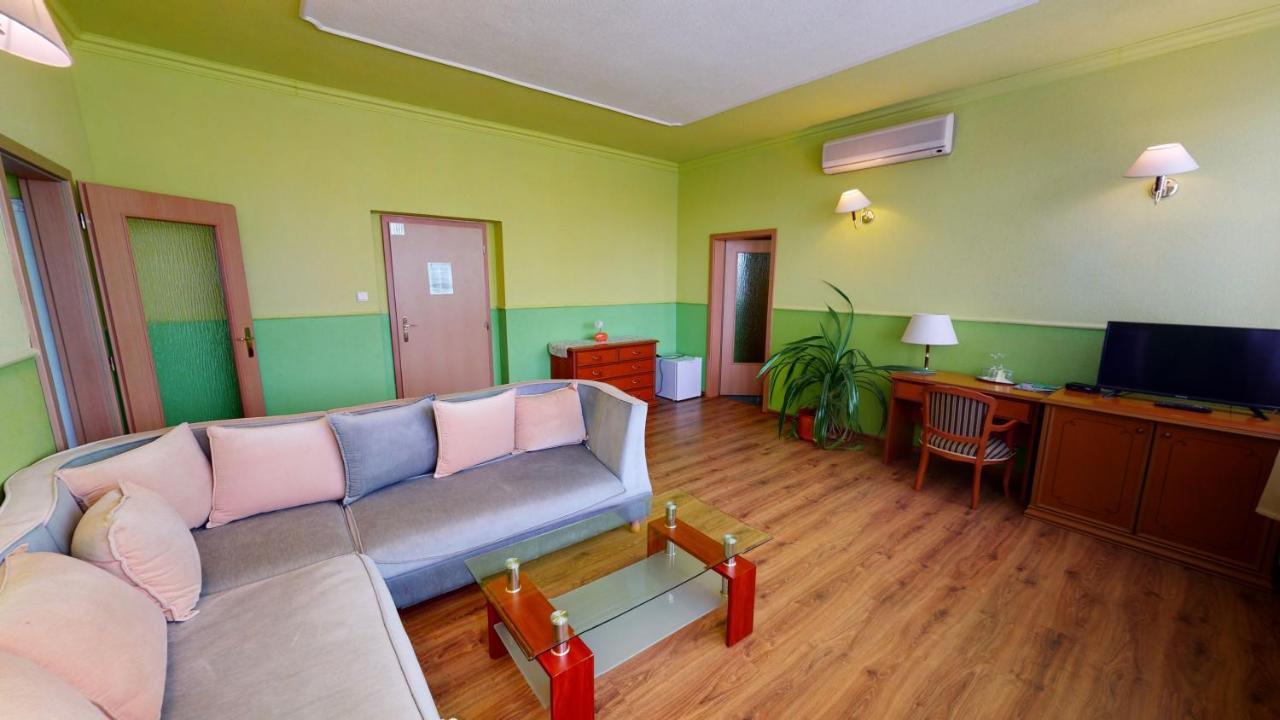 Hotel Hubert Nové Zámky Extérieur photo