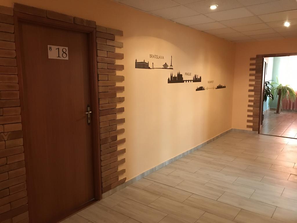 Hotel Hubert Nové Zámky Extérieur photo