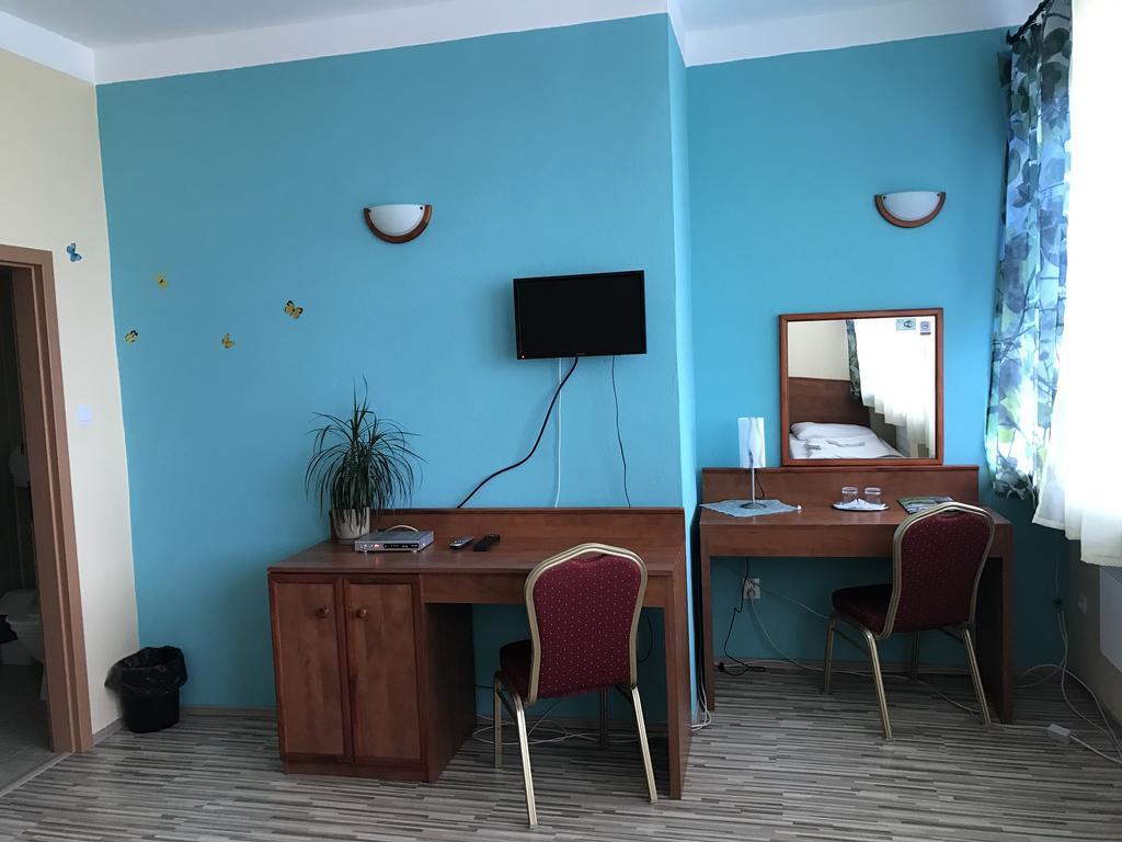 Hotel Hubert Nové Zámky Extérieur photo