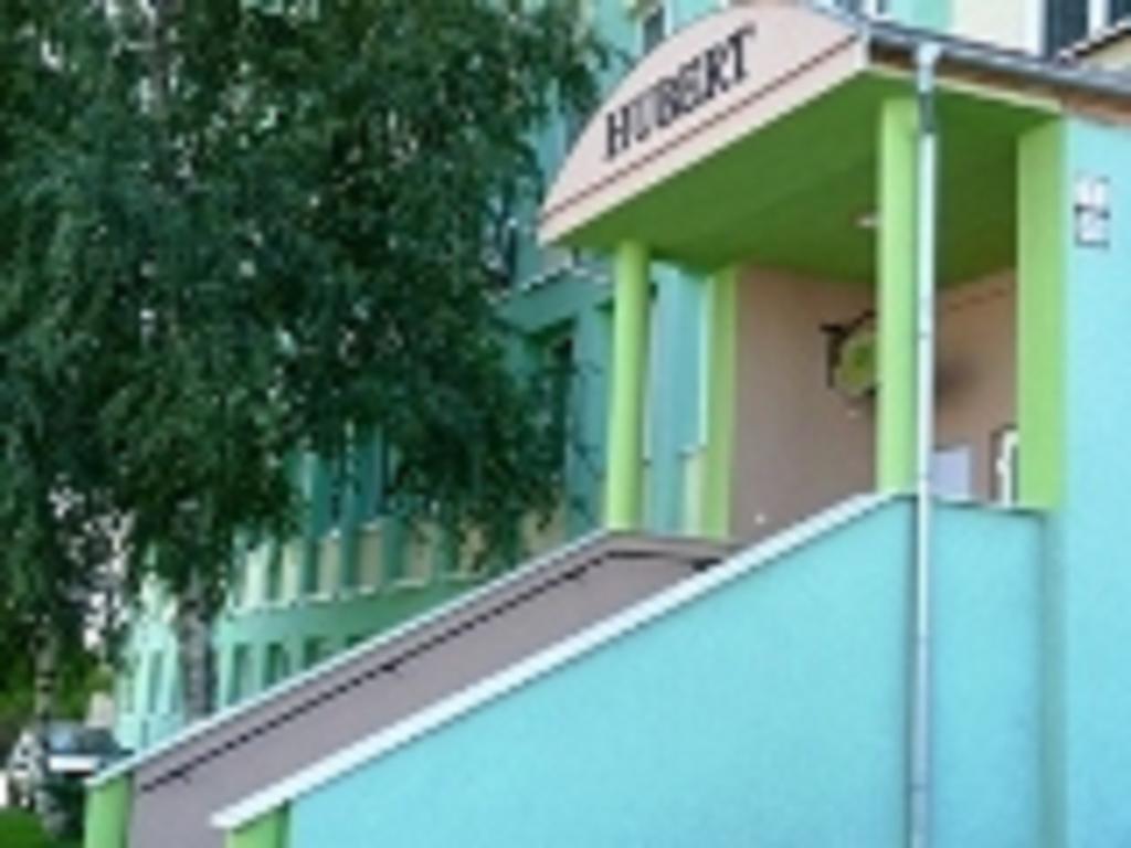 Hotel Hubert Nové Zámky Extérieur photo