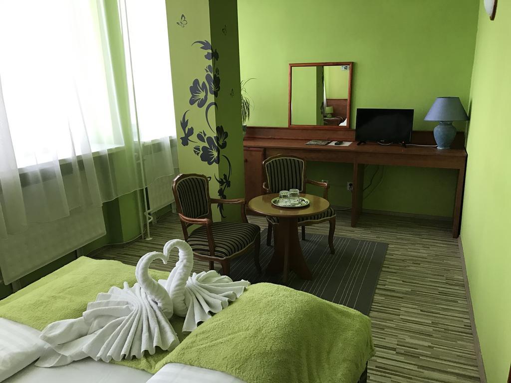 Hotel Hubert Nové Zámky Extérieur photo