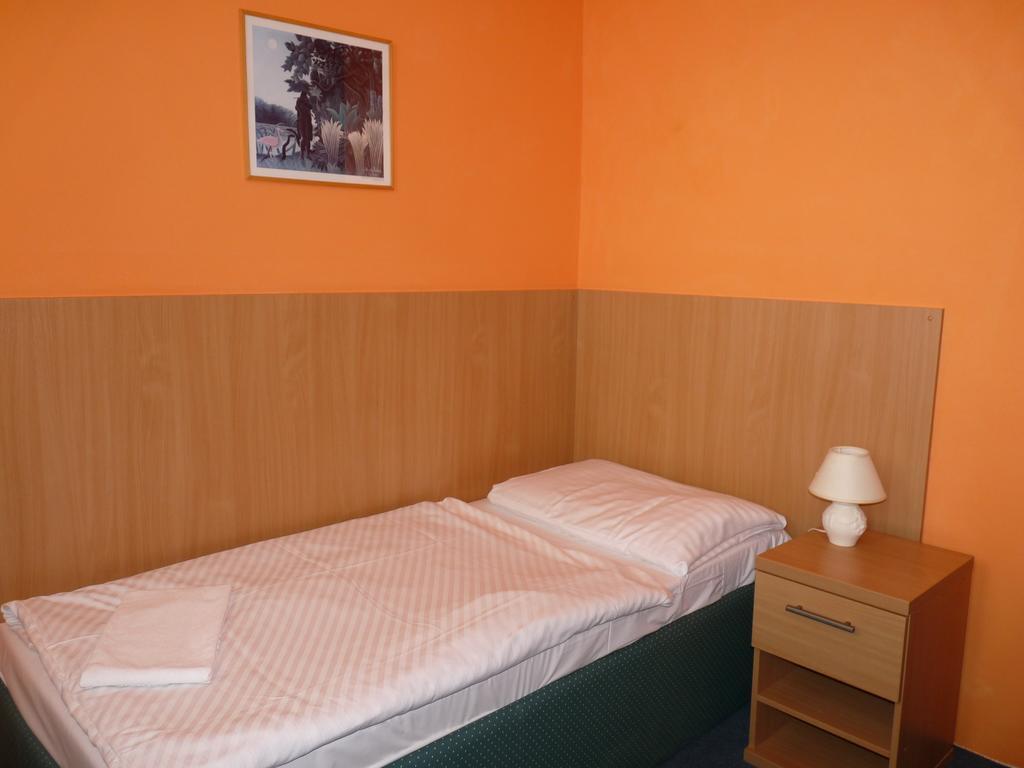 Hotel Hubert Nové Zámky Extérieur photo