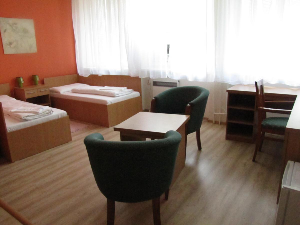 Hotel Hubert Nové Zámky Extérieur photo