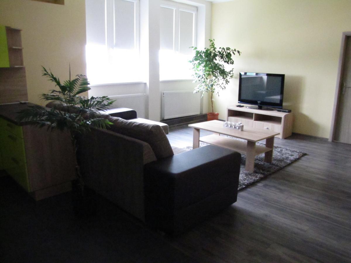 Hotel Hubert Nové Zámky Extérieur photo
