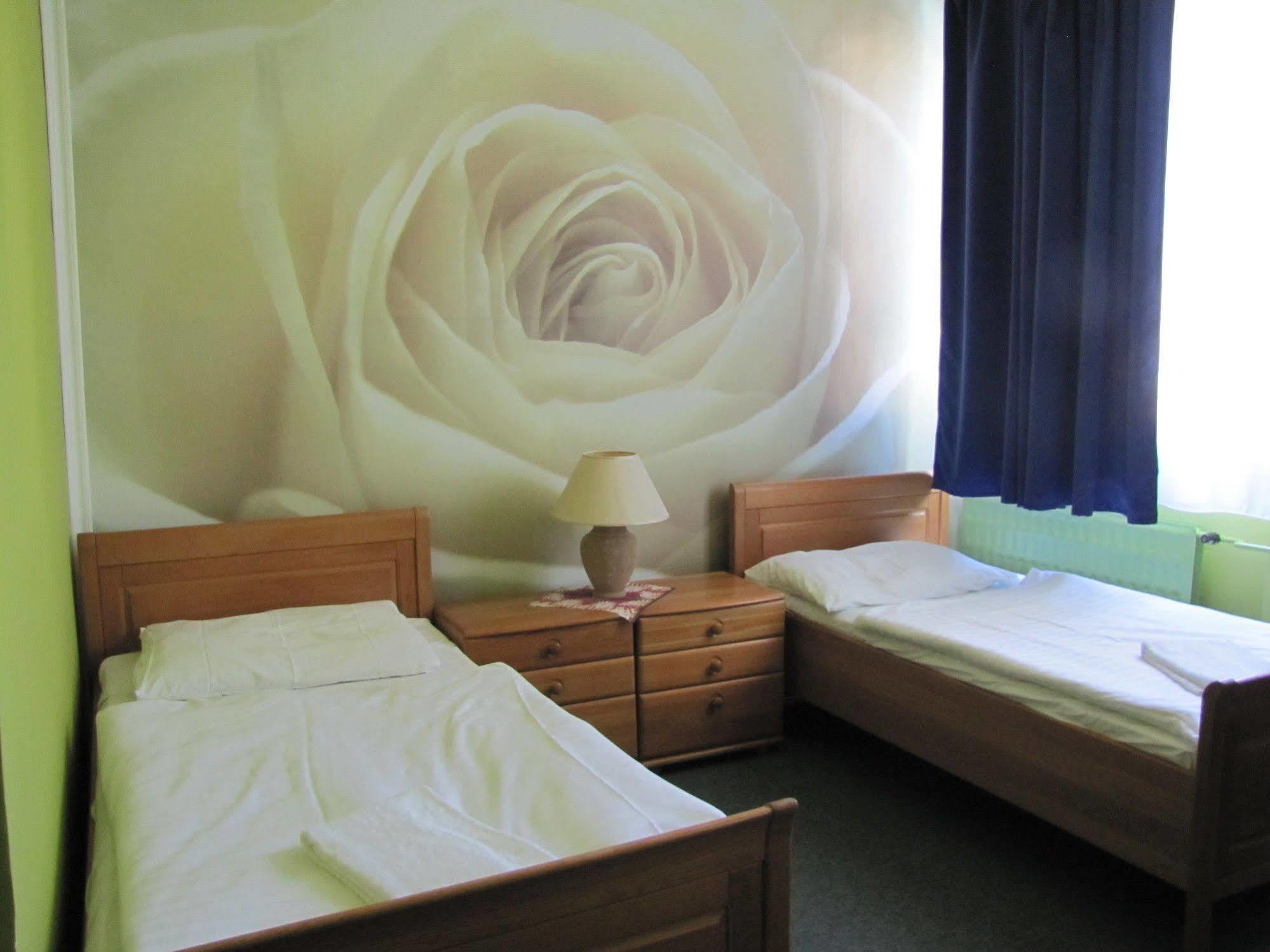 Hotel Hubert Nové Zámky Extérieur photo
