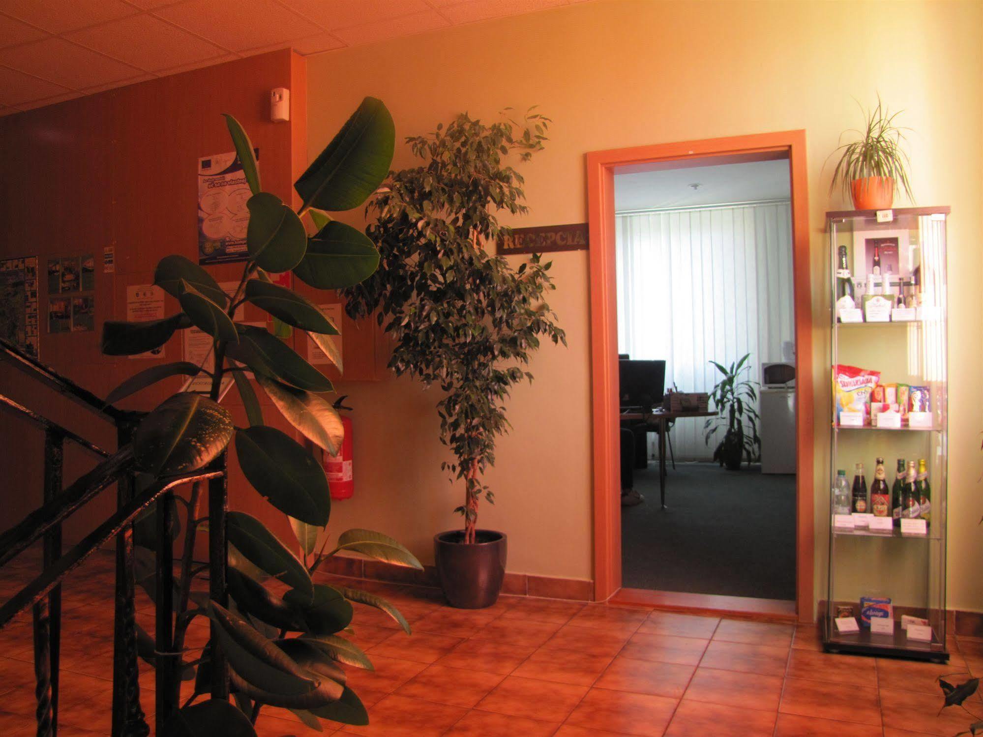 Hotel Hubert Nové Zámky Extérieur photo