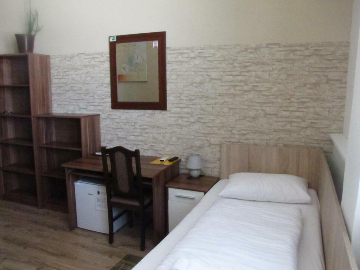 Hotel Hubert Nové Zámky Extérieur photo