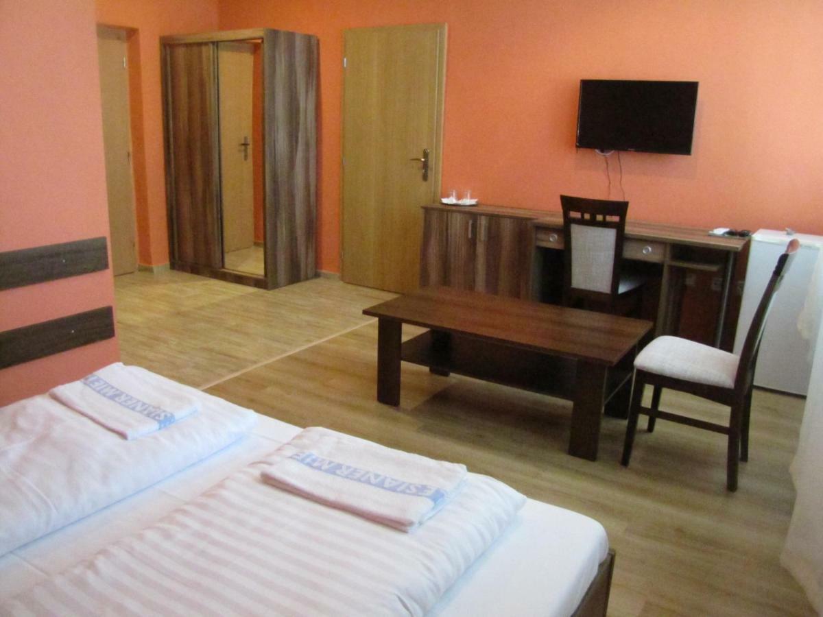 Hotel Hubert Nové Zámky Extérieur photo